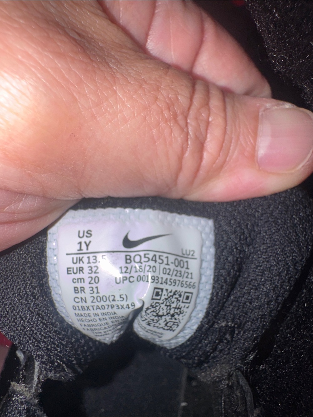 Nike Kids Black Low-Top Sneakers with Velcro Strap - Picture 13 of 15